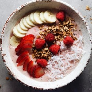 How to make my GO-TO smoothie bowl! Fresh, wholesome ingredients that are SO delicious! | asimplepalate.com