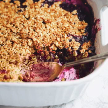 Wholesome, refreshing baked oatmeal with bananas and berries. One bowl recipe and is insanely YUM! | asimplepalate.com